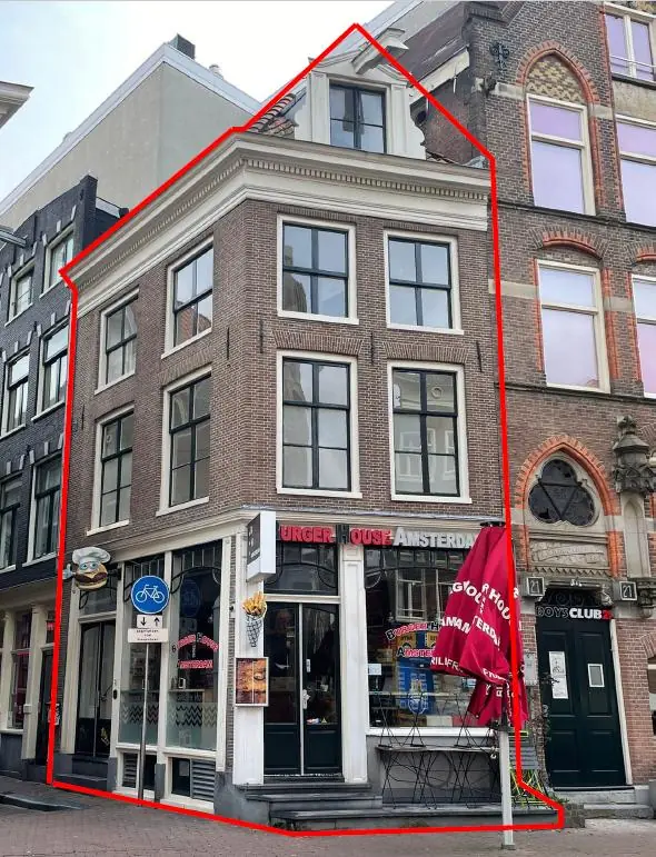 Gevel van het hoekpand aan de Korte Kolksteeg in Amsterdam met het restaurant Burger House Amsterdam op de begane grond.